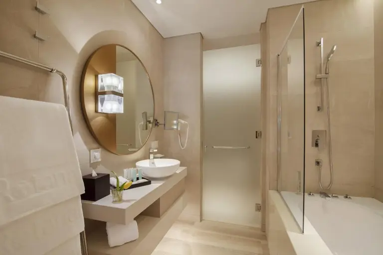 Baño luminoso en Al Bandar Arjaan by Rotana – Dubai Creek en Dubai con bañera, ducha y tocador