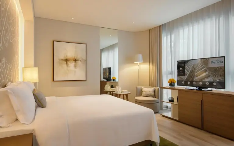Habitación luminosa en Al Bandar Arjaan by Rotana – Dubai Creek en Dubai con una cama king, zona de estar y TV