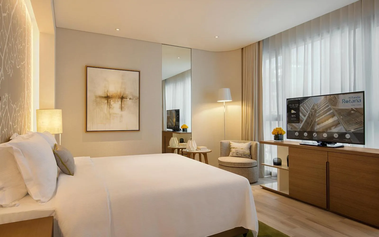 Habitación luminosa en Al Bandar Arjaan by Rotana – Dubai Creek en Dubai con una cama king, zona de estar y TV