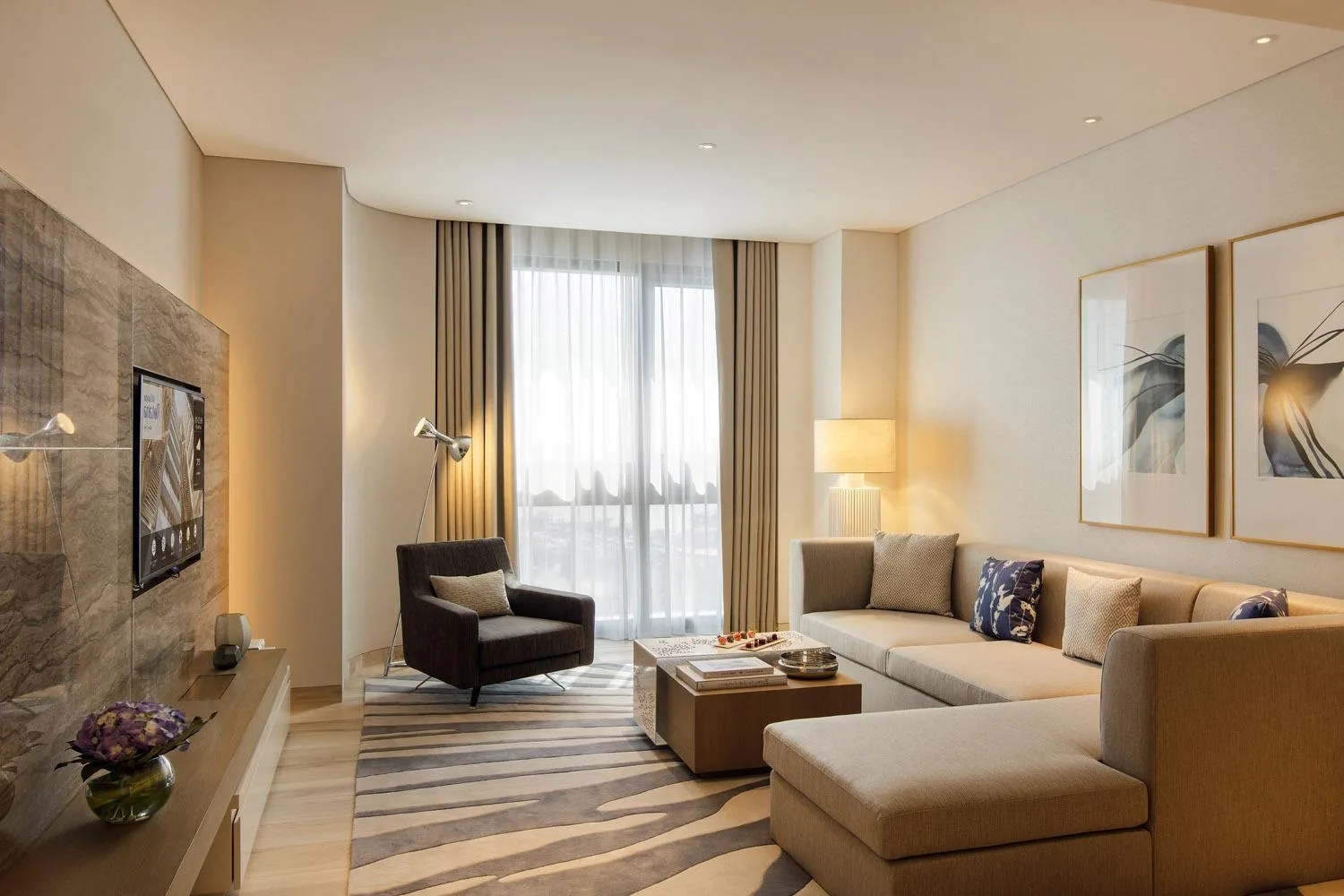 Amplio salón en Al Bandar Arjaan by Rotana – Dubai Creek en Dubai con sofá, sillón y mesa de centro