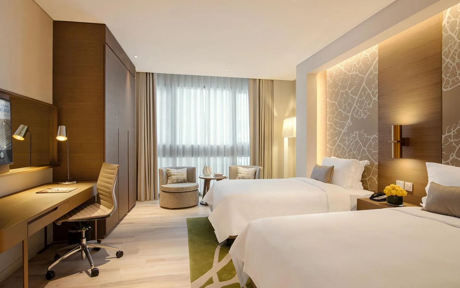Habitación doble con dos camas en Al Bandar Arjaan by Rotana – Dubai Creek en Dubai con dos camas, escritorio y asiento junto a la ventana