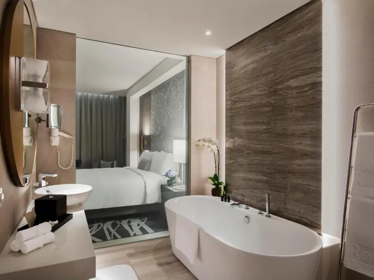 Spacious bathroom suite at Al Bandar Rotana – Dubai Creek in Dubai with bathtub and glass partition