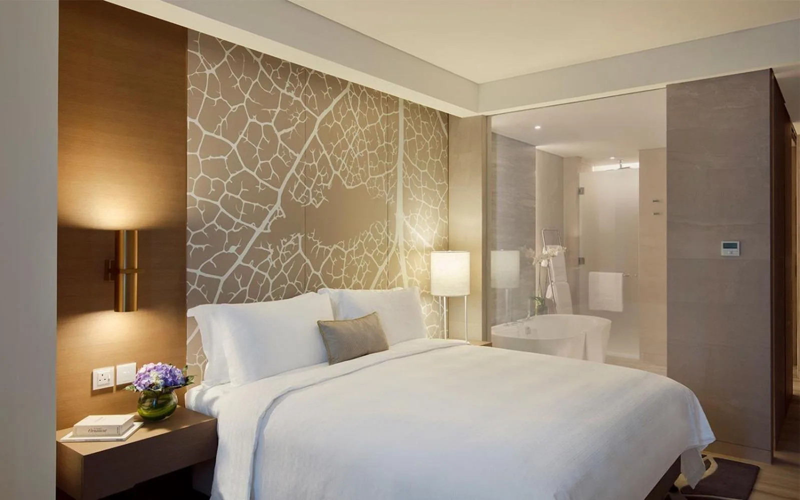 King bedroom at Al Bandar Rotana – Dubai Creek in Dubai with modern decor and ensuite bathroom access