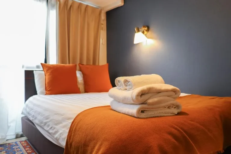 Bedroom at Al Di La 四谷 in Tokyo with folded towels