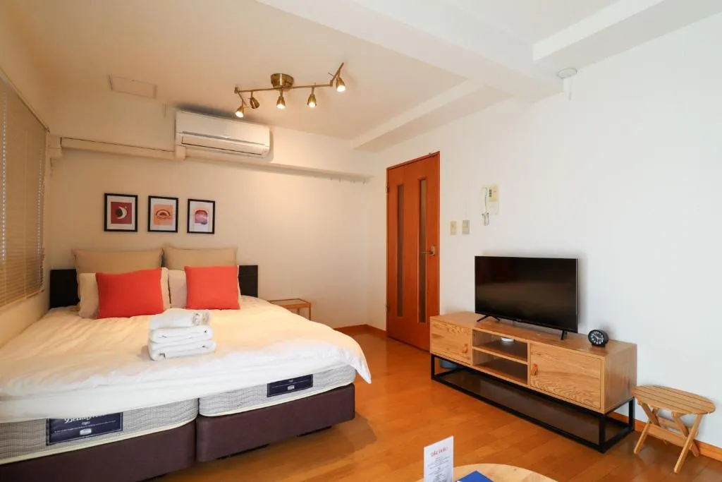 Modern bedroom at Al Di La 四谷 in Tokyo with TV