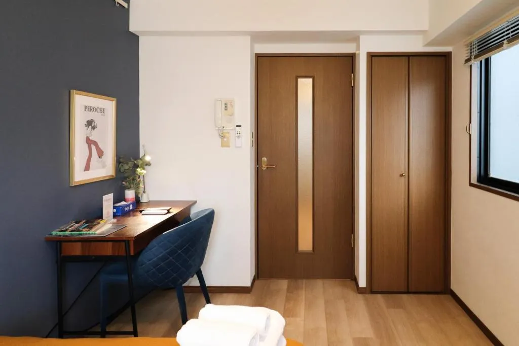 Study area in bedroom at Al Di La 四谷 in Tokyo