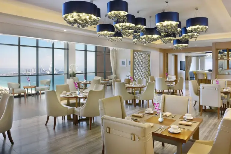 Espace de restauration avec vue sur la mer au Al Habtoor Grand Resort, Autograph Collection à Dubai