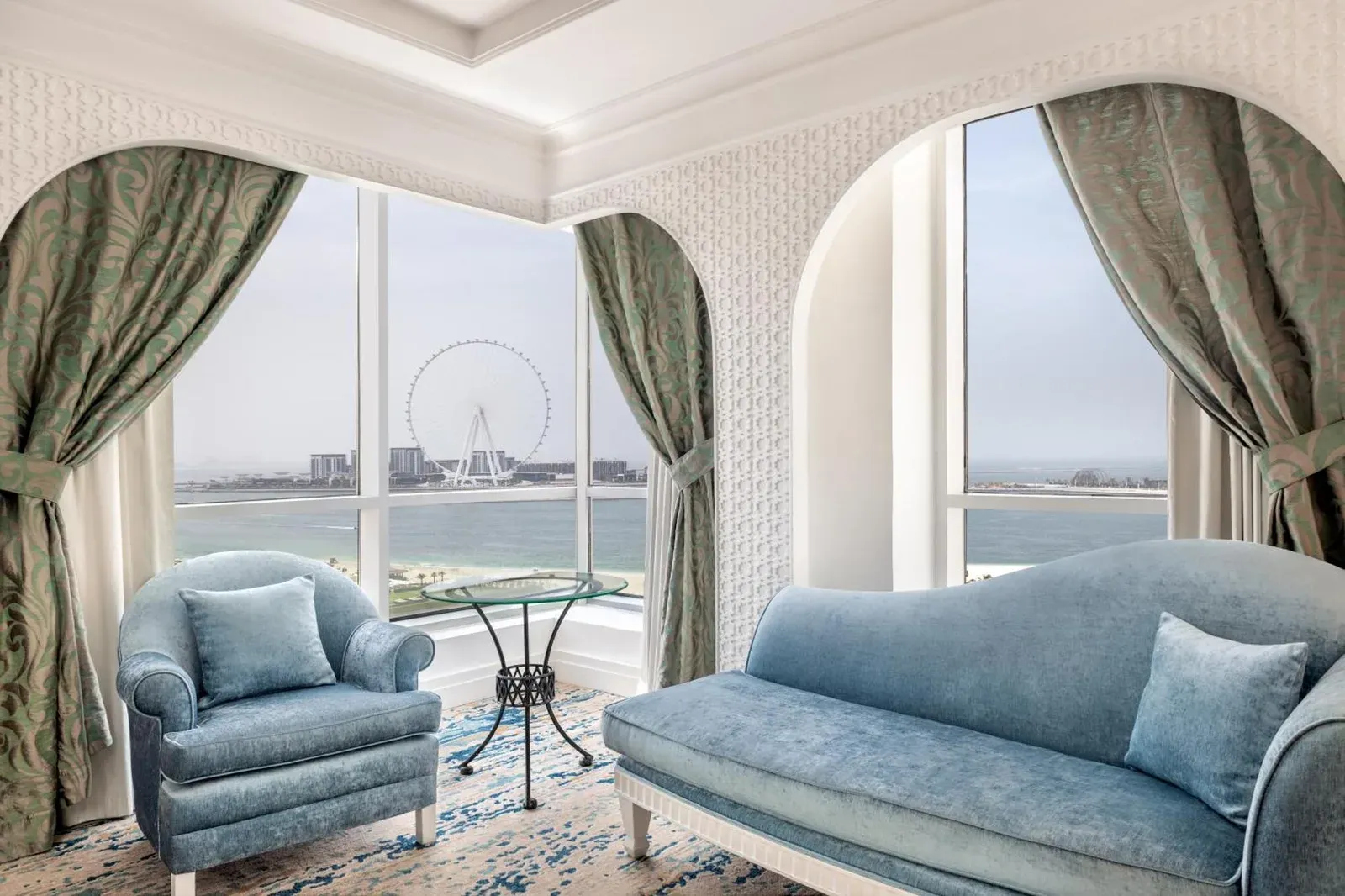 Espace lounge avec vue au Al Habtoor Grand Resort, Autograph Collection à Dubai