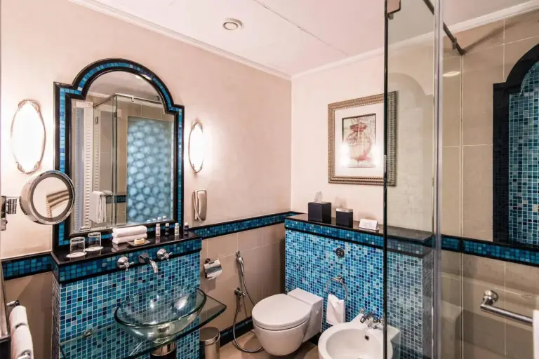 Équipements de salle de bains modernes au Al Habtoor Grand Resort, Autograph Collection à Dubai