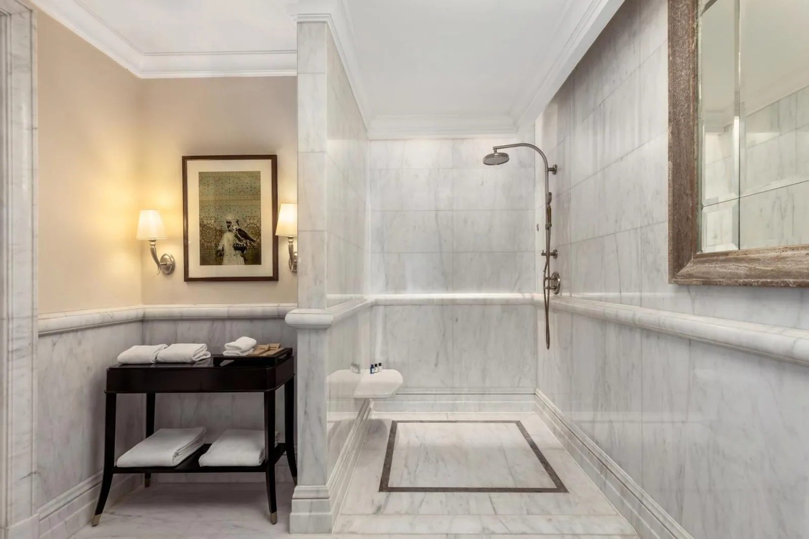 Al Habtoor Palace - Preferred Hotels & Resorts – hôtel à Dubaï, Émirats arabes unis – une chambre d'hôtel avec un grand lit et une grande fenêtre à Al Habtoor Palace - Preferred Hotels & Resorts à Dubaï
