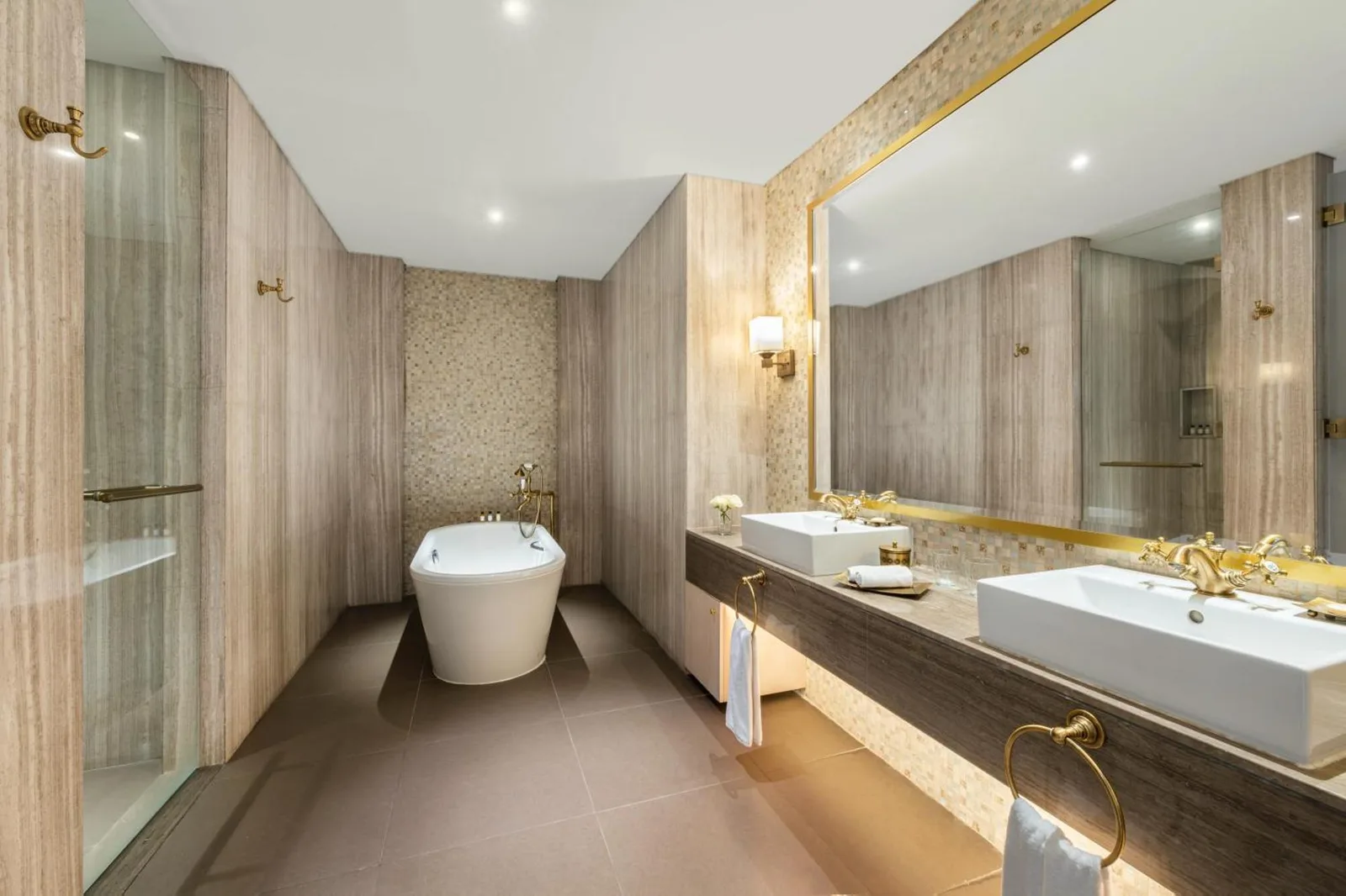 Baño de lujo en Al Habtoor Polo Resort en Dubai