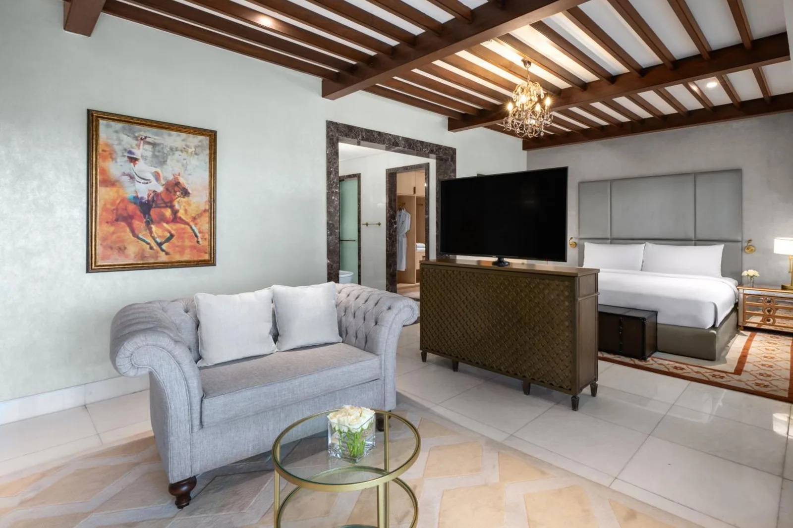Habitación con temática de polo en Al Habtoor Polo Resort en Dubai