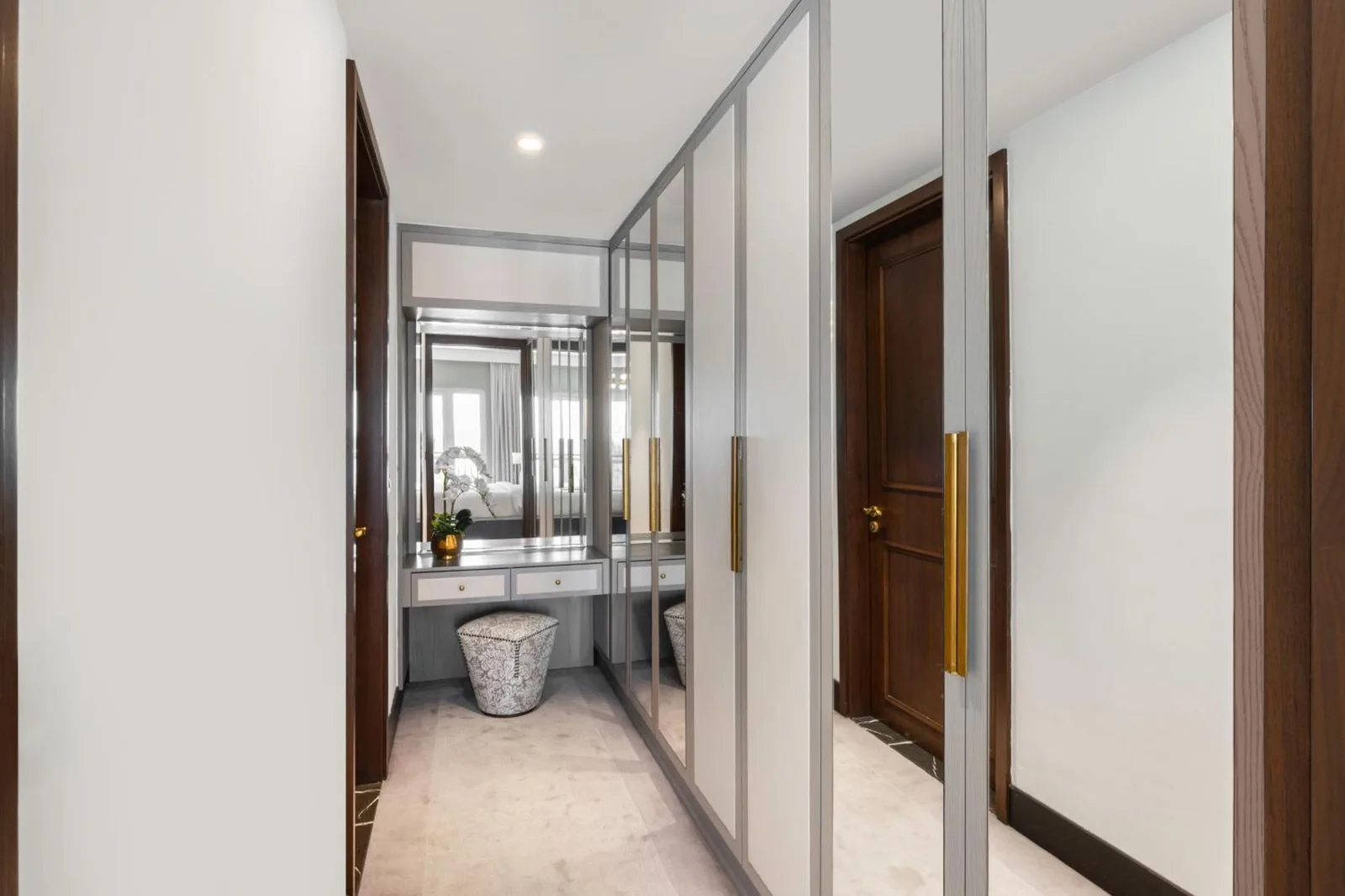 Zona del armario en una habitación de Al Habtoor Polo Resort en Dubai