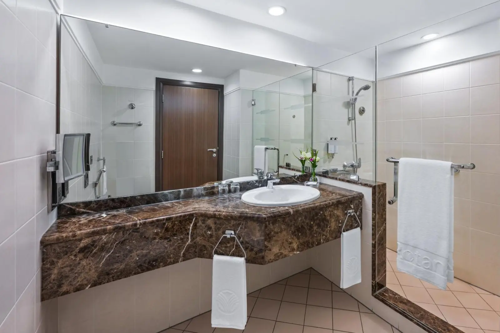 Salle de bain d'Al Maha Arjaan by Rotana avec des installations modernes
