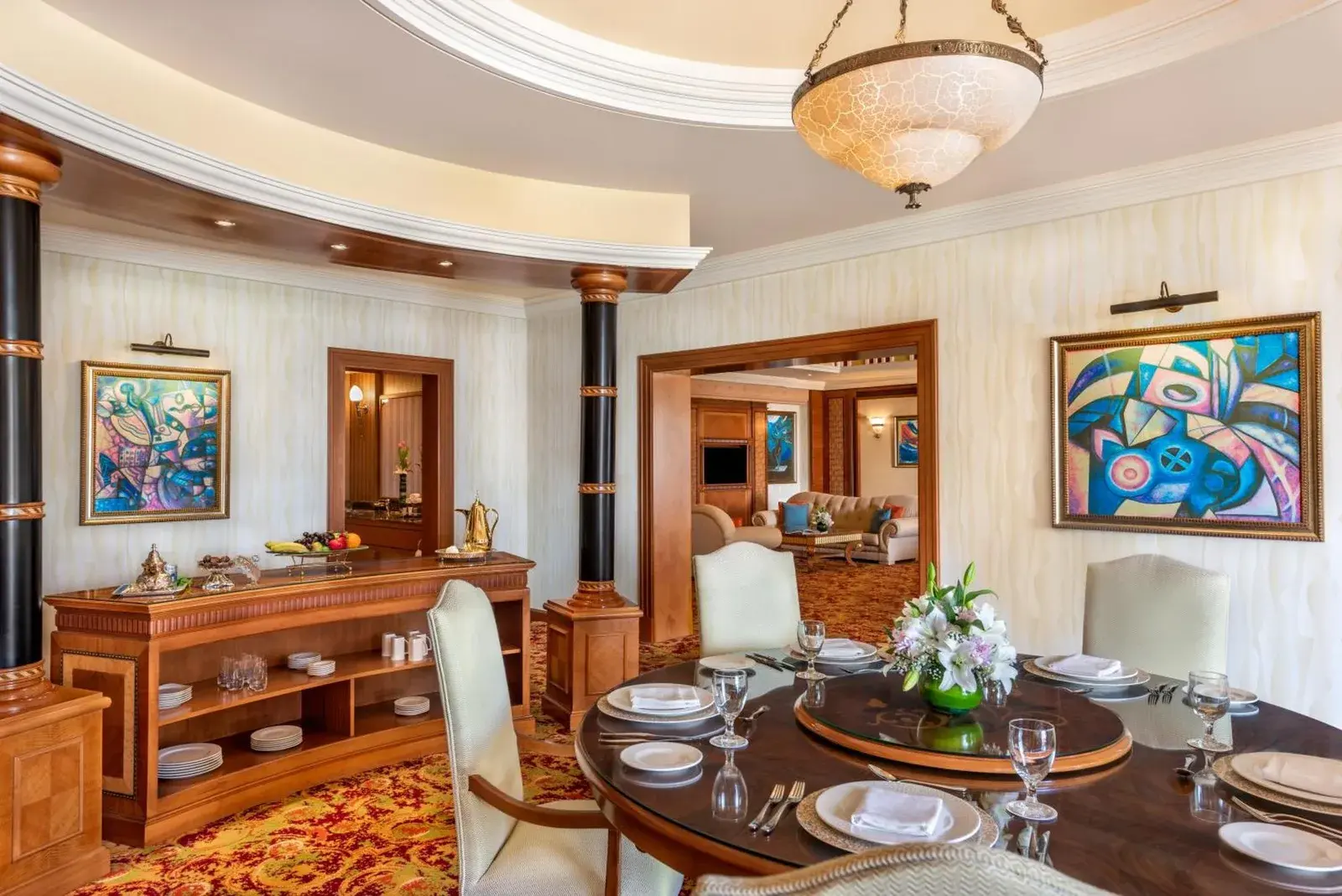 Essbereich in einer Suite im Al Raha Beach Resort & Spa