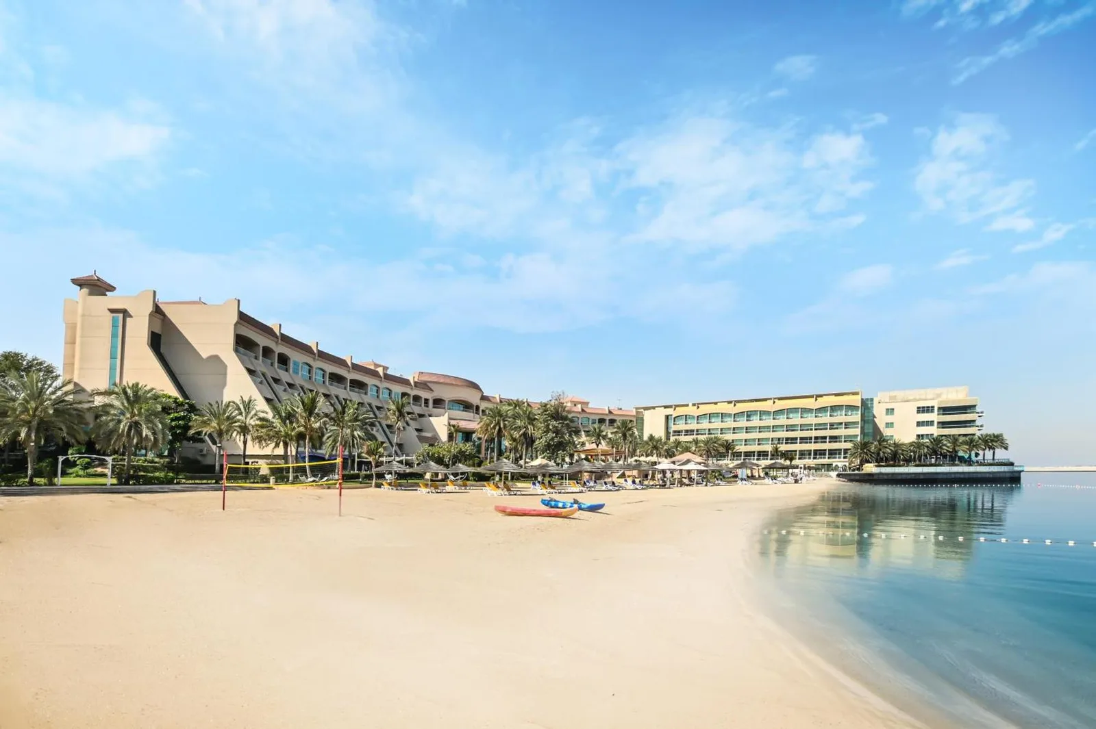 Außenansicht des Al Raha Beach Resort & Spa mit Strand und Einrichtungen