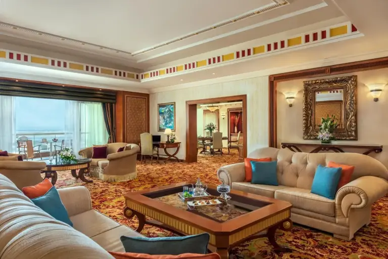 Wohnbereich in einer Suite im Al Raha Beach Resort & Spa