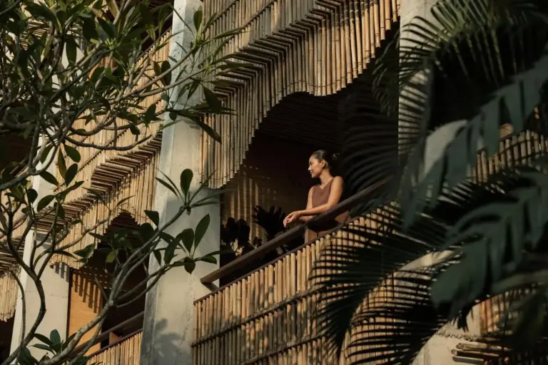 Mujer relajándose en el balcón en Alaya Resort Ubud