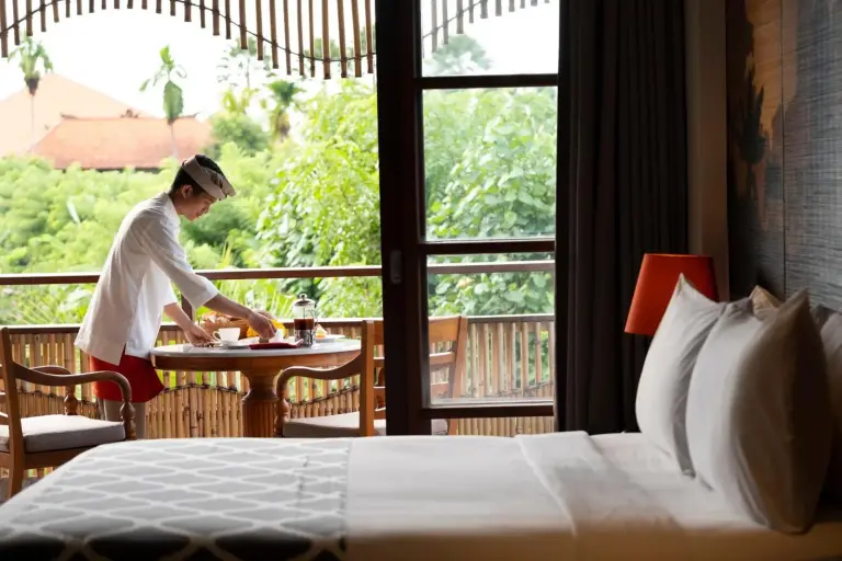 El personal preparando el desayuno en el balcón en Alaya Resort Ubud