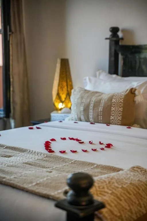 Disposition élégante du lit de Albakech Boutique Hôtel & Spa