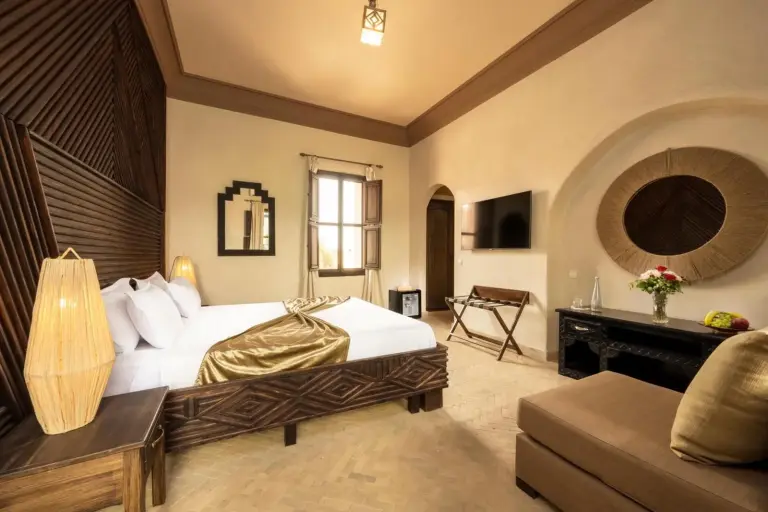 Chambre luxueuse de Albakech Boutique Hôtel & Spa avec coin salon