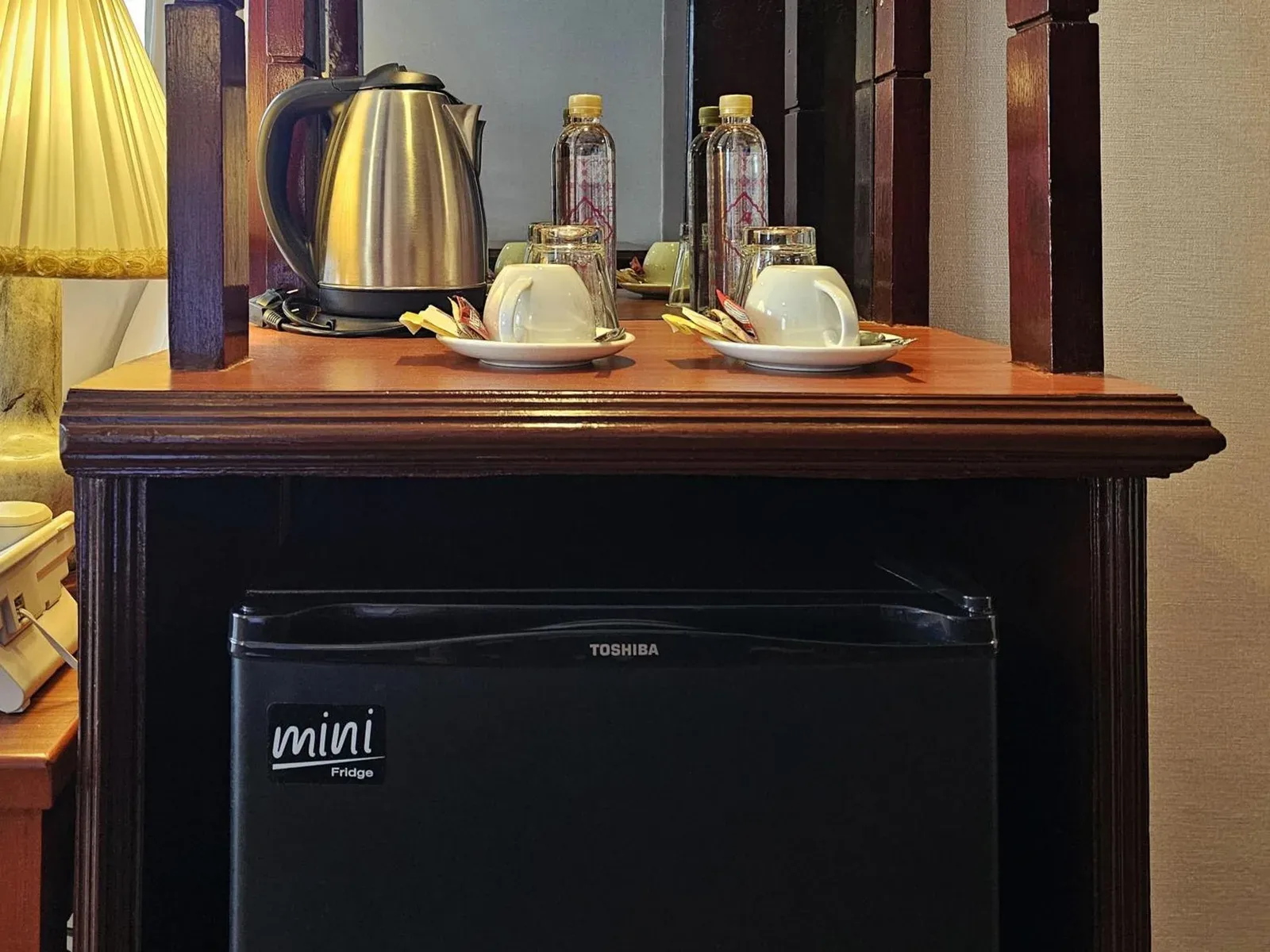 Coin café en chambre du Alexander Hotel Bangkok avec bouilloire, tasses et mini-réfrigérateur
