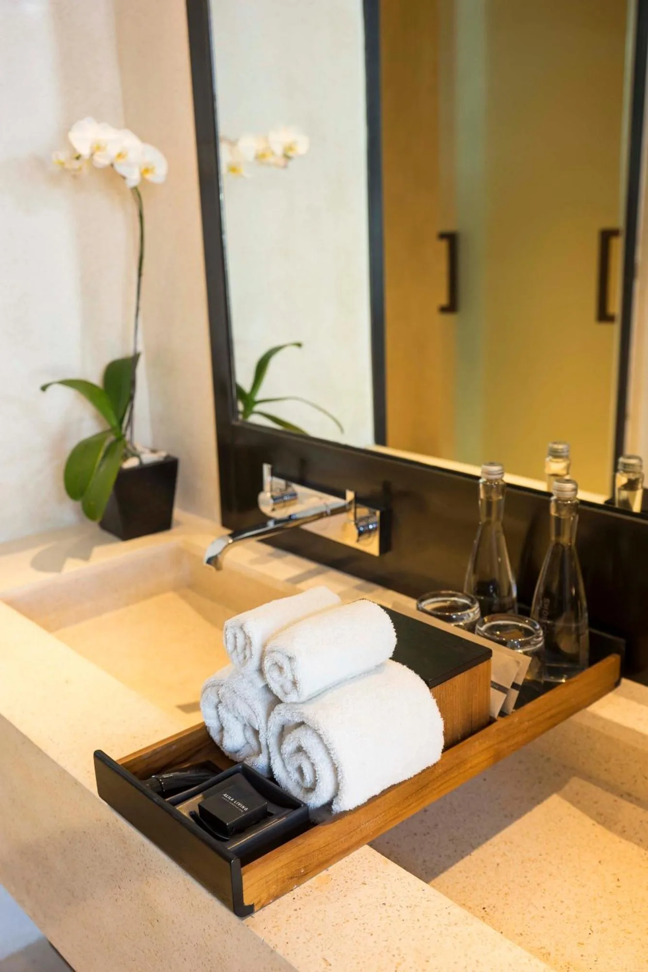 Alila Seminyak – hôtel à Seminyak, Indonésie – une chambre avec un lit et un canapé à Alila Seminyak à Seminyak