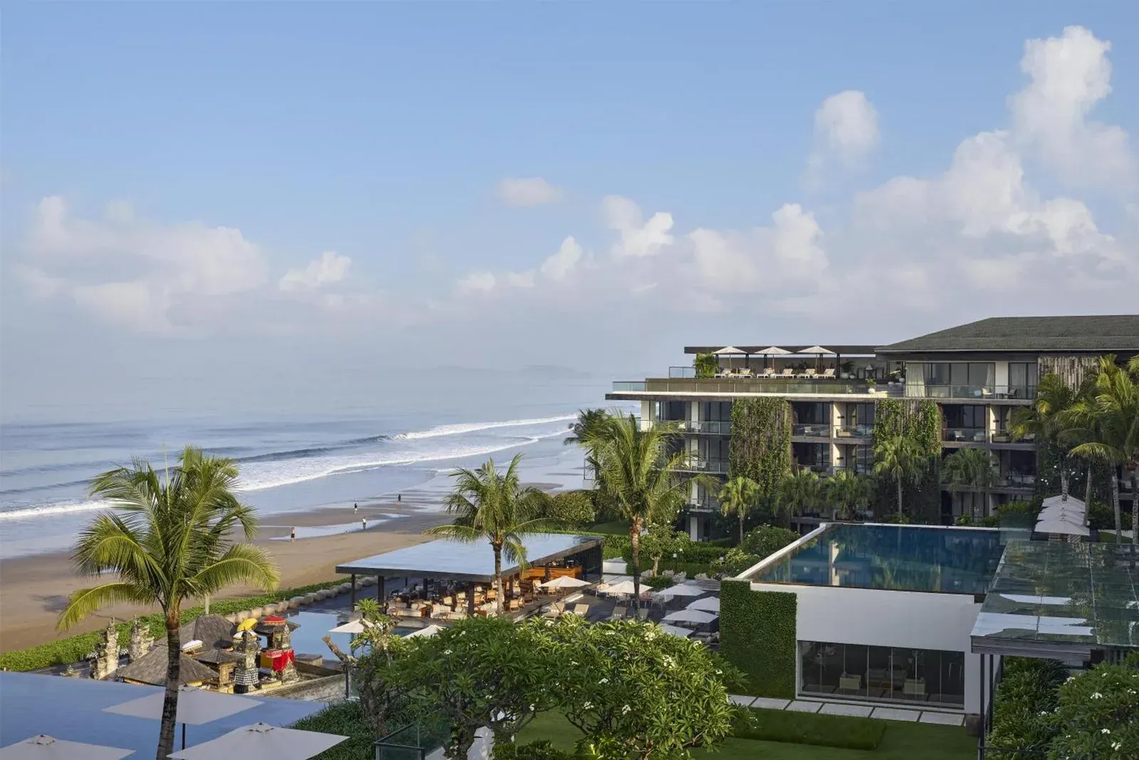 Alila Seminyak – hôtel à Seminyak, Indonésie – une vue aérienne d’un hôtel et de la plage à Alila Seminyak à Seminyak