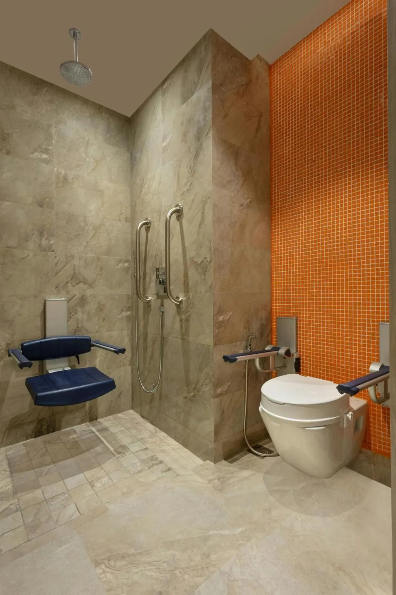 Baño accesible del Aloft by Marriott Kathmandu Thamel