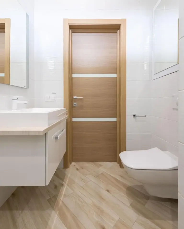 Salle de bain moderne dans l'hôtel Alpine Grande à Katmandou