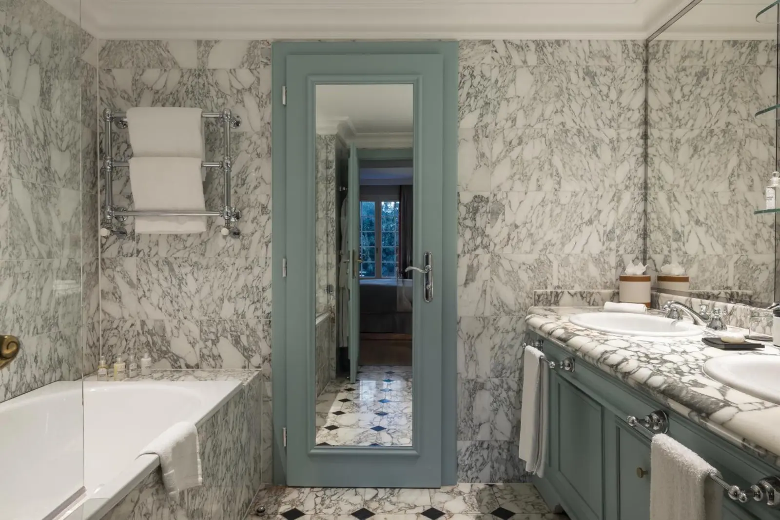 Baño de mármol en Althoff Hotel Villa Belrose con comodidades modernas