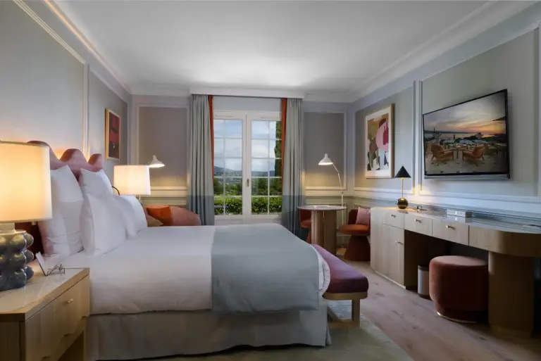 Habitación de huéspedes moderna en Althoff Hotel Villa Belrose con arte