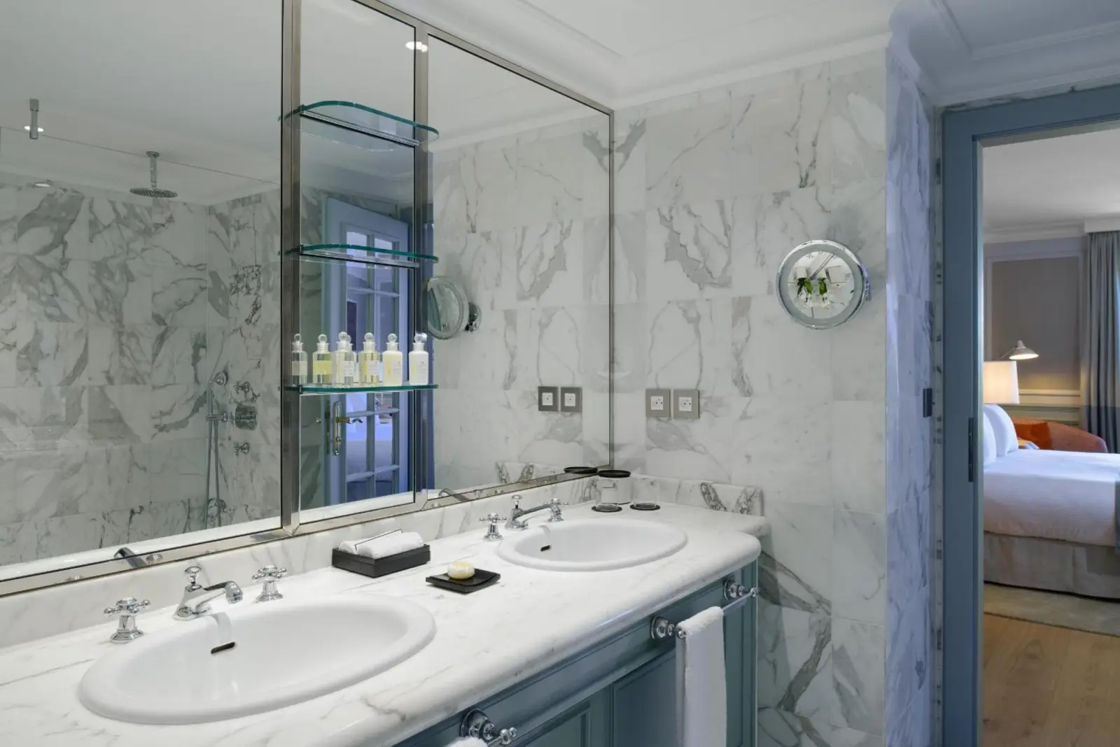 Baño elegante en Althoff Hotel Villa Belrose con lavabos dobles