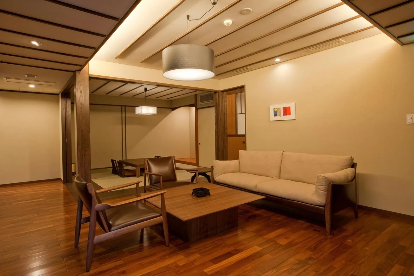 Sala de estar en una suite de AMANE resort GAHAMA en Beppu