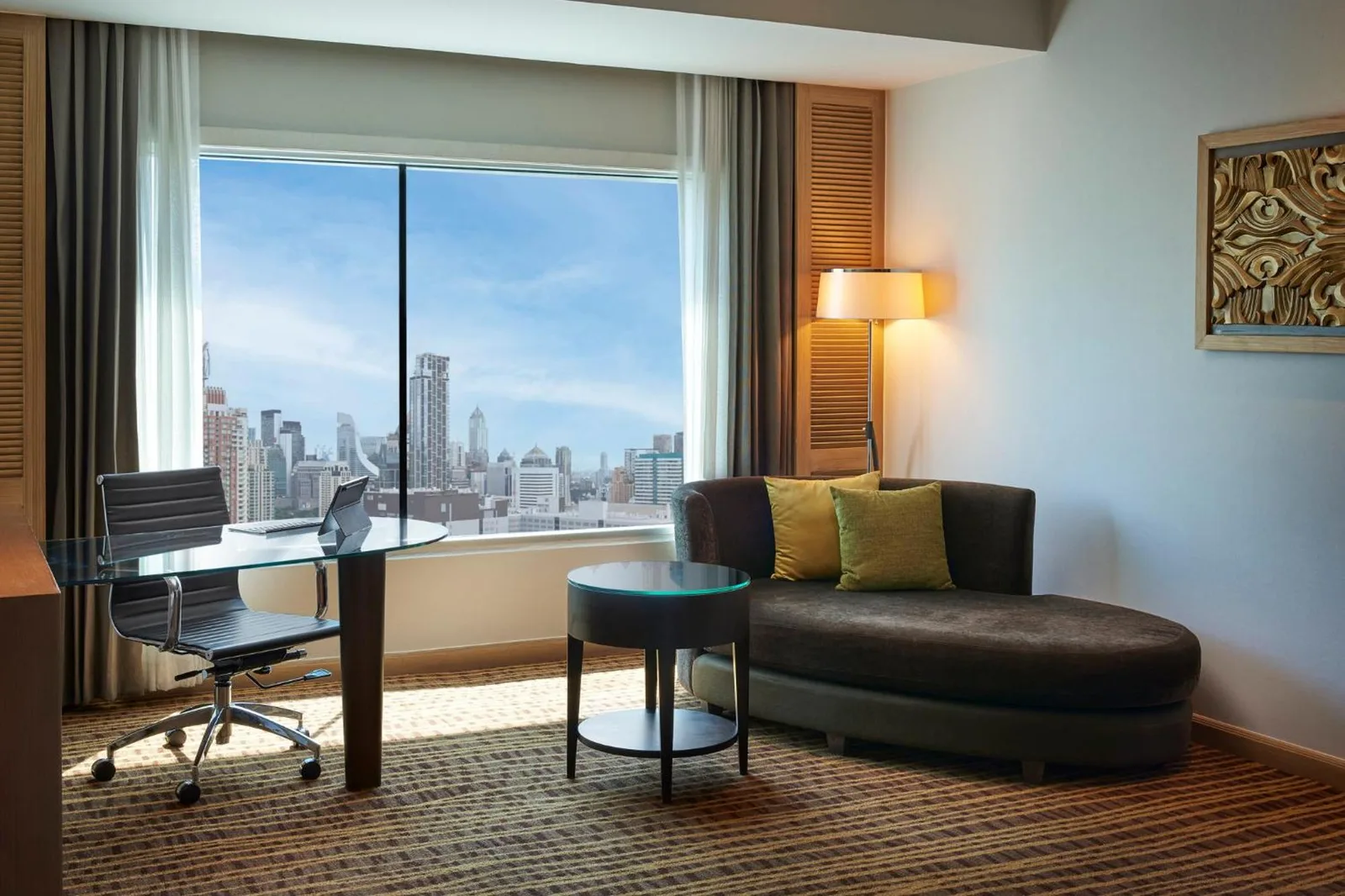 Cómodo espacio de trabajo en una habitación del Amari Bangkok