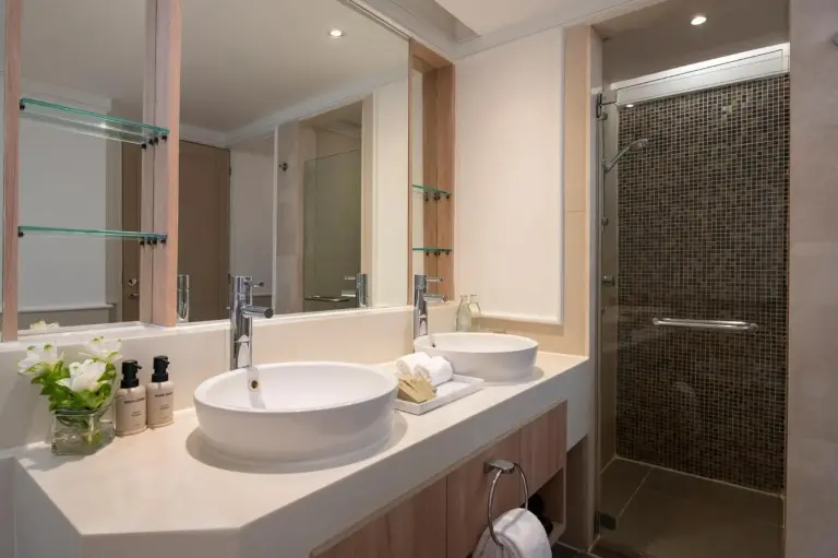 Elegante zona de ducha en el baño del Amari Bangkok