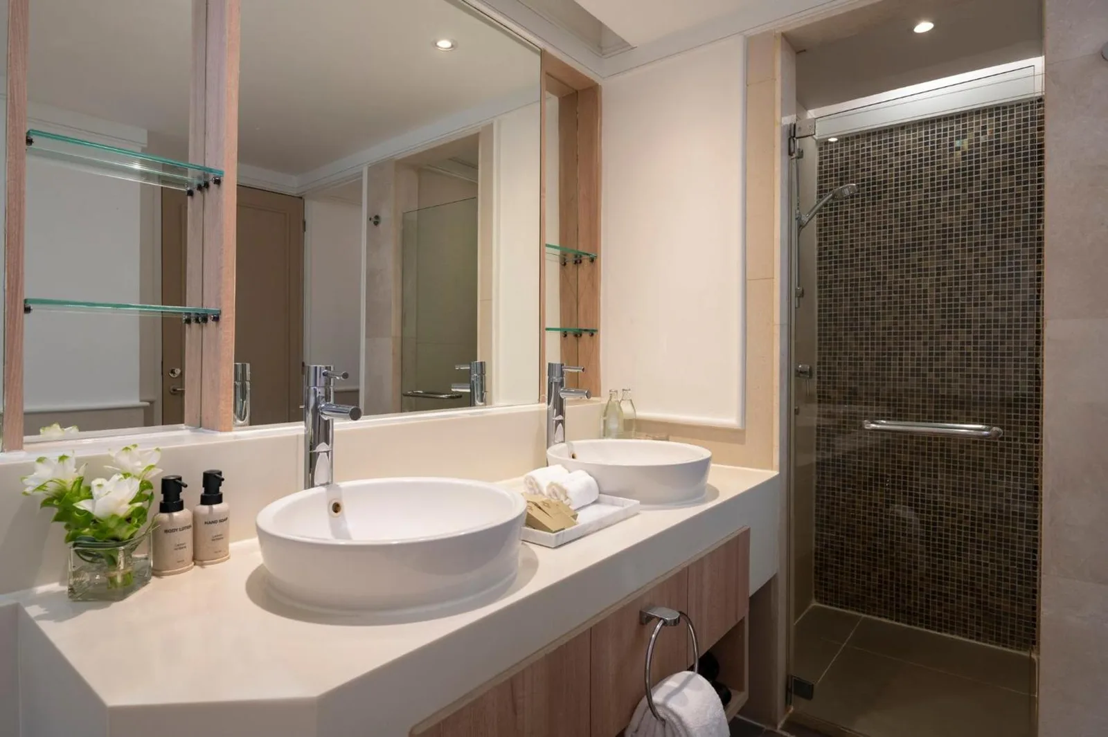 Elegante zona de ducha en el baño del Amari Bangkok