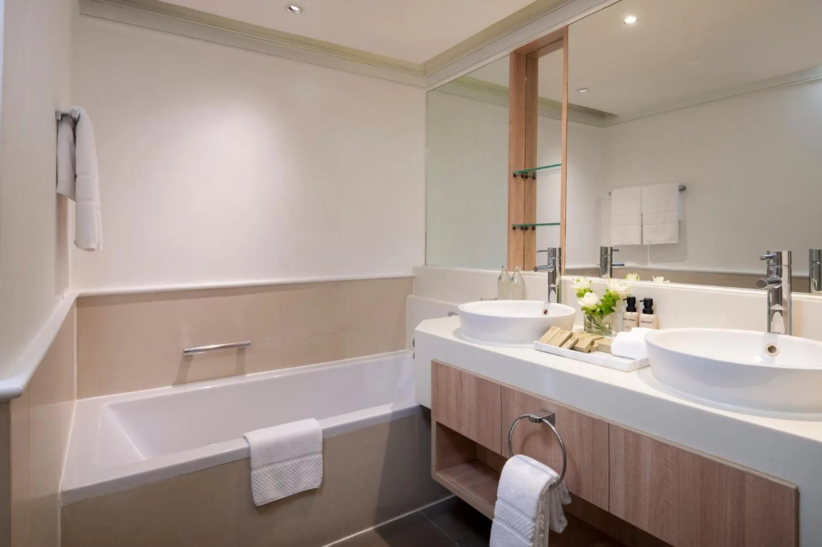 Baño moderno en el Amari Bangkok con bañera