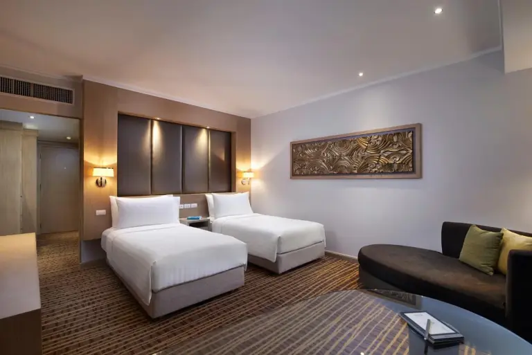 Elegante habitación twin en el Amari Bangkok con decoración moderna