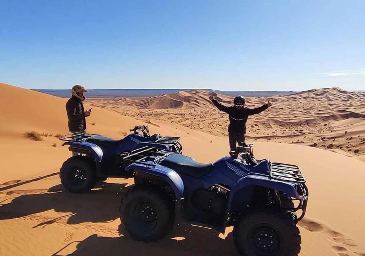 Erkundung der Dünen mit ATVs im Amazing Desert Luxury Camp