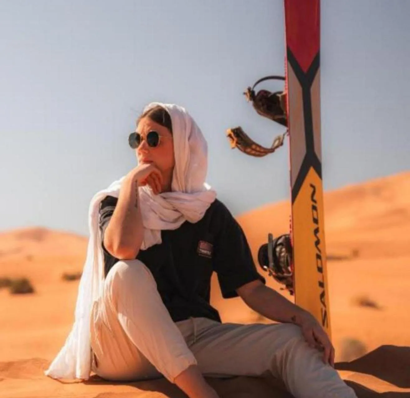 Gast beim Skifahren in der Wüste im Amazing Desert Luxury Camp