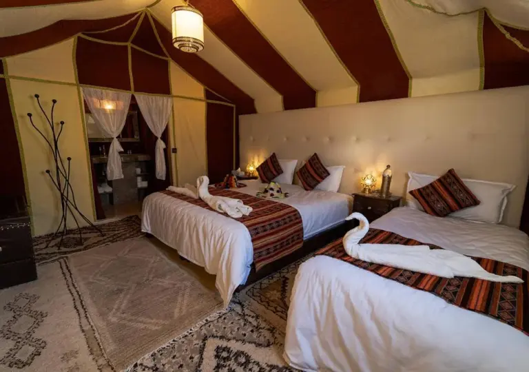 Im Inneren eines Luxuszelts im Amazing Desert Luxury Camp