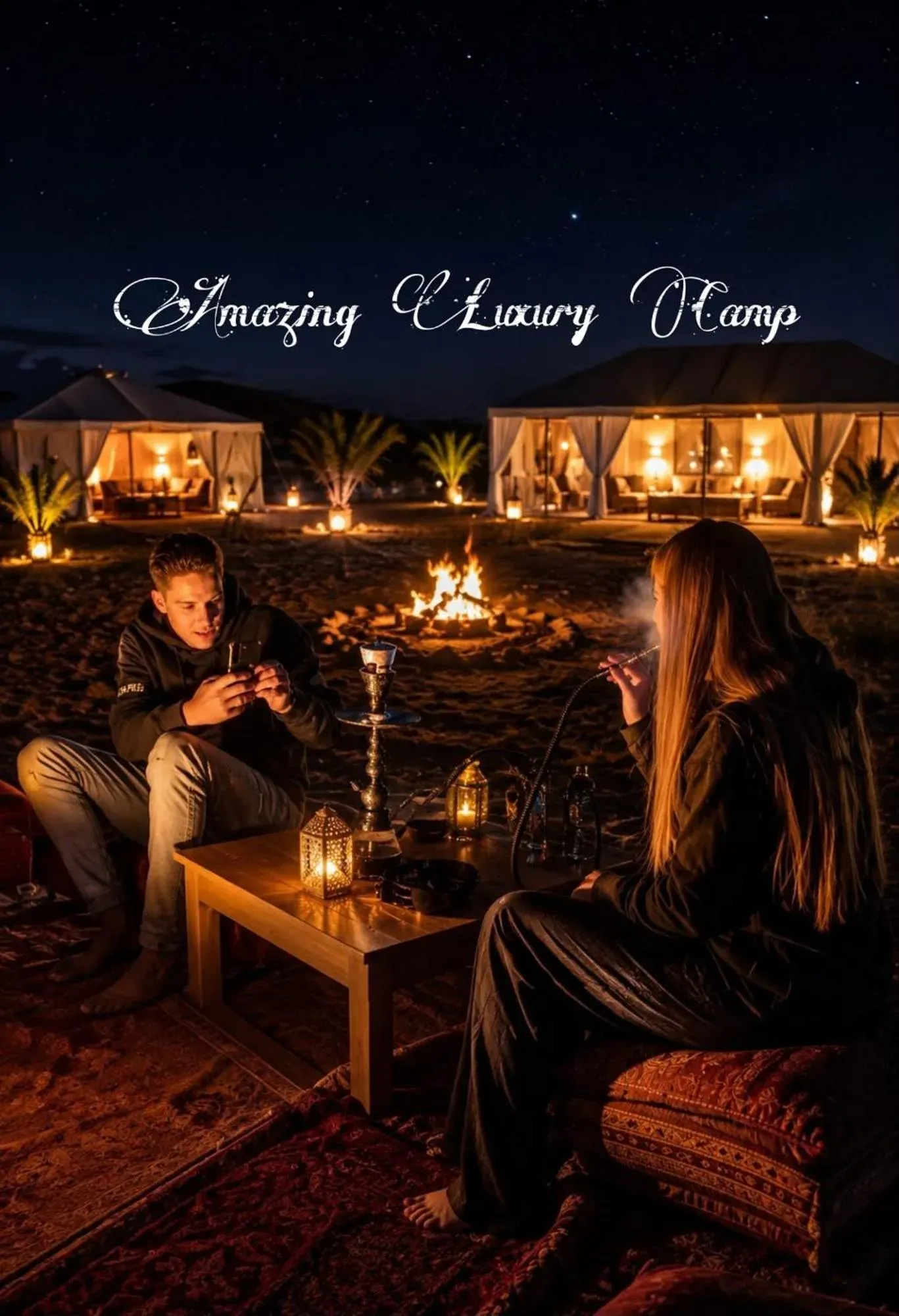Escena nocturna de campamento desértico en Amazing Luxury Camp en Merzouga con huéspedes sentados alrededor de una hoguera bajo las estrellas
