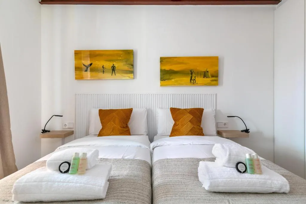 Twin room at AmazINN Places Madrid Preciados
