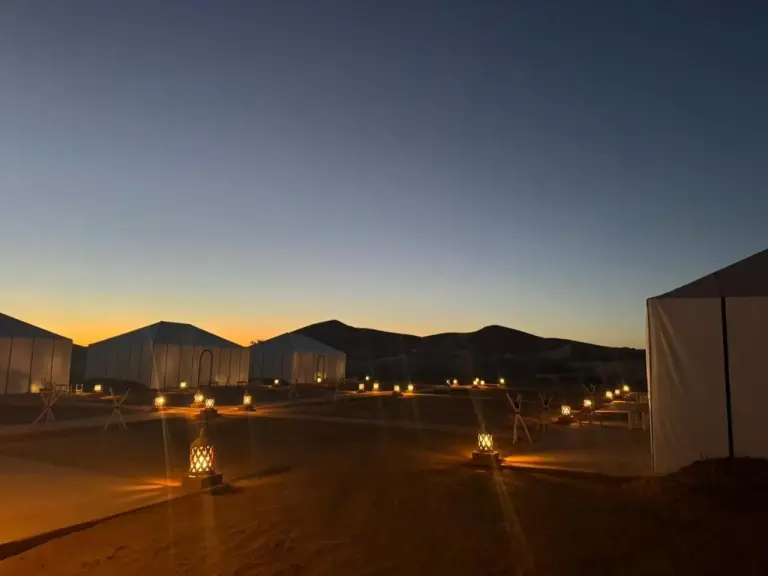 Wüstenuntergang im Ammar Luxury Camp