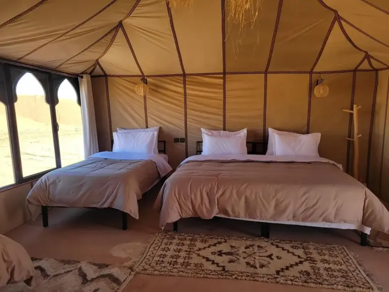 Luxuriöse Zeltaufstellung mit Wüstenblick im Ammar Luxury Camp