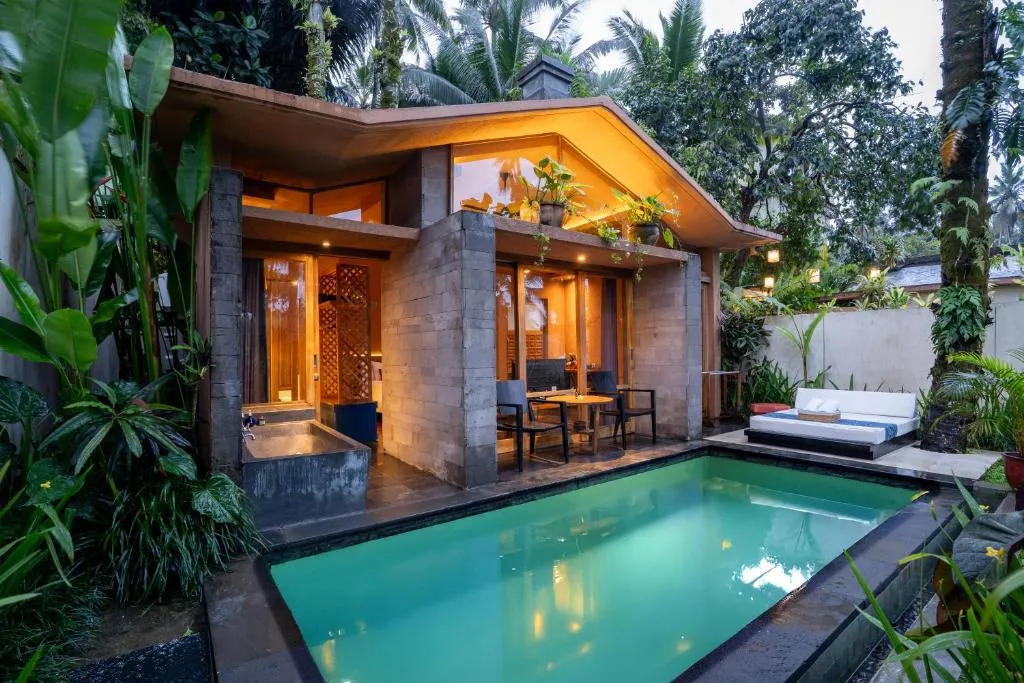 Abendansicht der Villa im Amora Ubud Boutique Villas