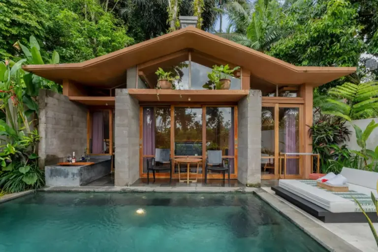 Poolbereich der Villa im Amora Ubud Boutique Villas