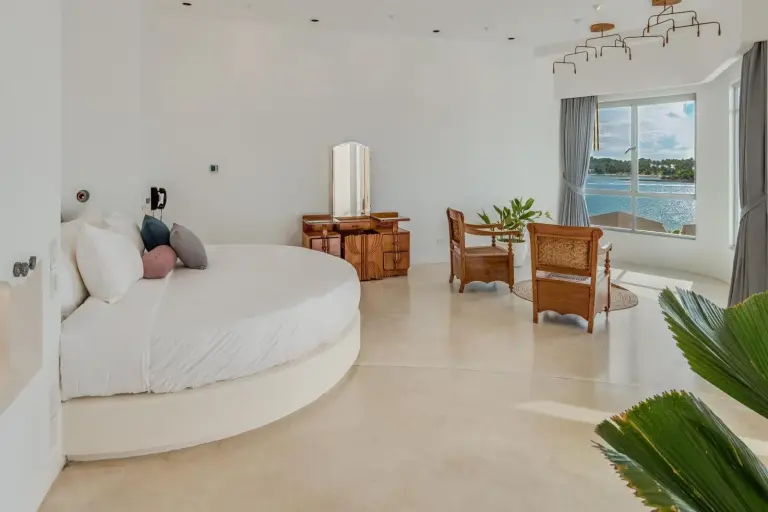 Gemütliche Zimmergestaltung im Ampersand Resort Koh Samui