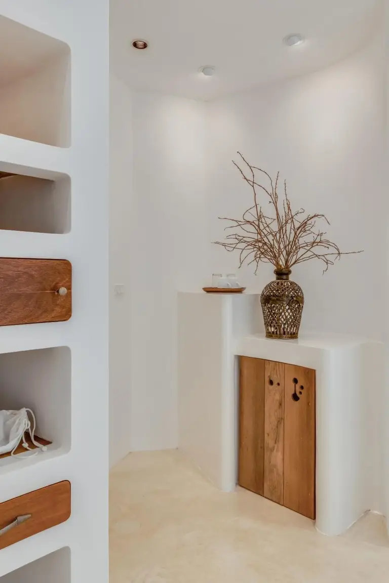 Dekorative Ecke im Zimmer im Ampersand Resort Koh Samui